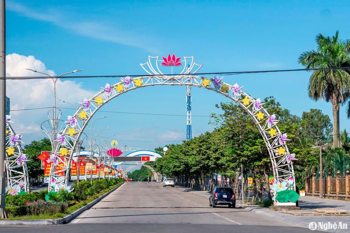 Đường Nguyễn Sinh Cung kết nối bãi biển qua tuyến đường Bình Minh với trung tâm hành chính của thị xã Cửa Lò và các khu dân cư sầm uất. Ảnh: Nguyễn Đạo