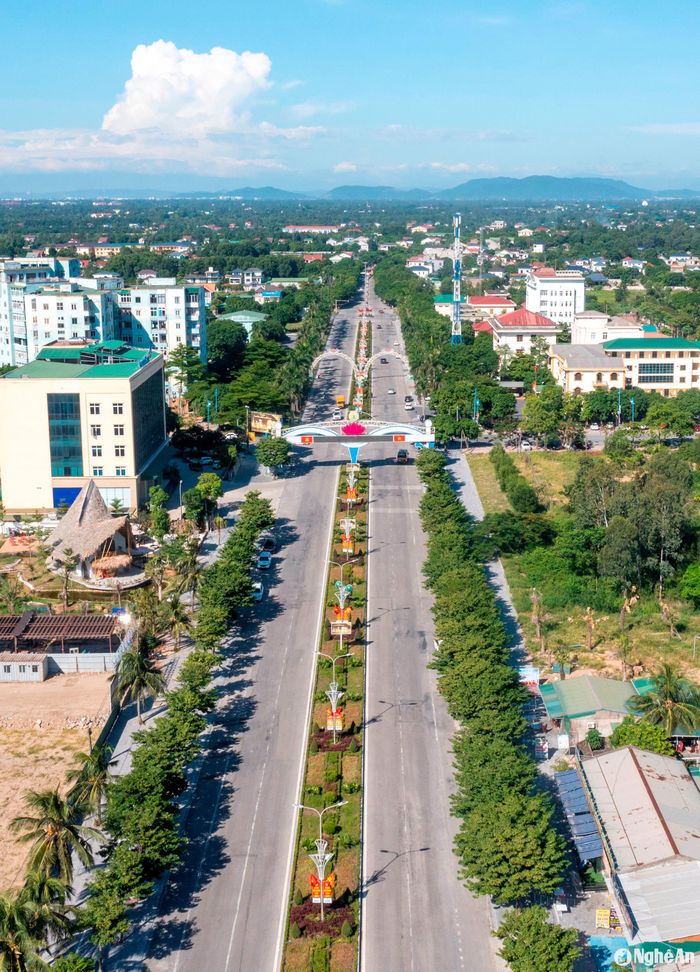 Nhiều tuyến đường chính ở phố biển Cửa Lò được mang tên những danh nhân nổi tiếng. Đây là tuyến đường Nguyễn Sinh Cung - tên gọi của Chủ tịch Hồ Chí Minh thời thơ bé. Ảnh: Nguyễn Đạo