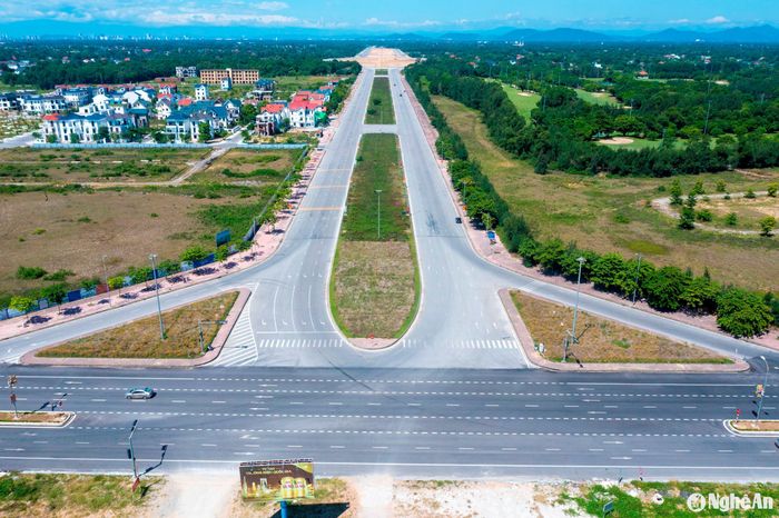 Đây là đại lộ Vinh - Cửa Lò, tuyến đường chiến lược nối thành phố Vinh với biển Cửa Lò đang được thi công, dự kiến sắp sửa hoàn thành và đưa vào sử dụng. Ở địa bàn thị xã Cửa Lò, tuyến đường này được gọi là đường Nguyễn Văn Linh (1915 - 1998), là Tổng Bí thư Ban Chấp hành Trung ương Đảng Cộng sản Việt Nam giai đoạn 1986–1991. Ông là một trong những nhà lãnh đạo của Đảng khởi xướng đường lối đổi mới, xóa bỏ cơ chế tập trung quan liêu bao cấp, chuyển sang kinh tế nhiều thành phần, vận hành theo cơ chế thị trường có sự quản lý của Nhà nước. Ảnh: Nguyễn Đạo