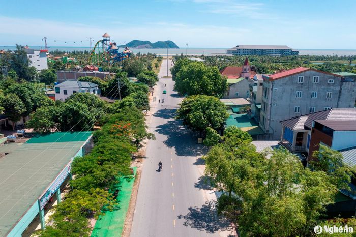 Đây là tuyến đường nối thành phố Vinh và vùng Cửa Hội, đến địa bàn thị xã Cửa Lò được mang tên danh nhân Phạm Nguyễn Du (1739 - 1786), là nhà sử học, nhà thơ Việt Nam thời Lê trung hưng. Con đường này kết nối với các làng nghề hải sản nổi tiếng ở Cửa Hội và giao thương với khắp các vùng. Ảnh: Nguyễn Đạo