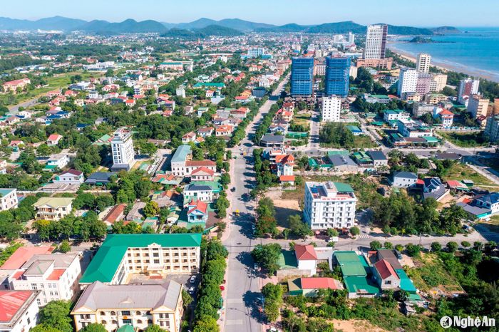 Đường Mai Thúc Loan - con đường mang tên gọi khác của vua Mai Hắc Đế (670 - 723), vị vua lãnh đạo cuộc khởi nghĩa chống lại sự chiếm đóng của nhà Đường, lập nên nước Vạn An. Đường Mai Thúc Loan chạy song song với đường Bình Minh, cắt các tuyến đường ngang của thị xã tạo nên hệ thống ô bàn cờ. Ảnh: Nguyễn Đạo