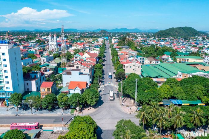 Tuyến đường này mang tên Nguyễn Xí (1397 - 1465), là một vị tướng, nhà chính trị, công thần khai quốc nhà Hậu Lê và là đại thần trải qua 4 đời vua thời Hậu Lê. Đường Nguyễn Xí nối đảo Lan Châu, qua đường Bình Minh đến các khu dân cư đông đúc; kết nối với chợ Bến Cá Nghi Thủy thông qua các tuyến đường nhánh. Ảnh: Nguyễn Đạo