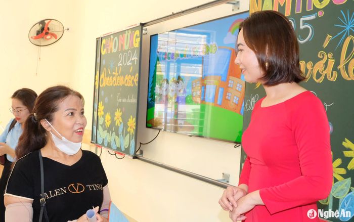 Vì hoàn cảnh gia đình đặc biệt nên bà Trương Thị Thảo đưa cháu ngoại đến lớp trong ngày đầu tiên tựu trường. Sau khi ổn định lớp học, bà ở lại để trao đổi với cô giáo chủ nhiệm về việc học của cháu trong năm học này. "Sức khỏe của mẹ cháu không đảm bảo nên tôi sẽ đồng hành với cháu trong suốt bậc tiểu học. Bản thân tôi cũng là giáo viên về hưu nên rất thấu hiểu sự vất vả, nặng nhọc của những giáo viên đầu cấp" - bà Thảo chia sẻ. Ảnh: Mỹ Hà