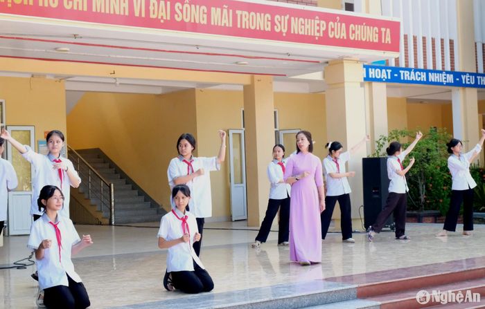 Ngay sau ngày tựu trường, các nhà trường sẽ có hơn 1 tuần chuẩn bị cho lễ khai giảng năm học mới. Ảnh: Mỹ Hà