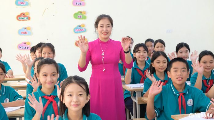 Ngày tựu trường năm nay được ngành giáo dục Nghệ An triển khai đồng bộ trên toàn tỉnh. Để tạo không khí vui tươi, phấn khởi, ngày tựu trường được các nhà trường tổ chức thân thiện, ấm áp. Điều đó cũng tạo nên động lực, khí thế cho cả cô và trò trước khi chính thức bước vào năm học mới. Ảnh: Mỹ Hà