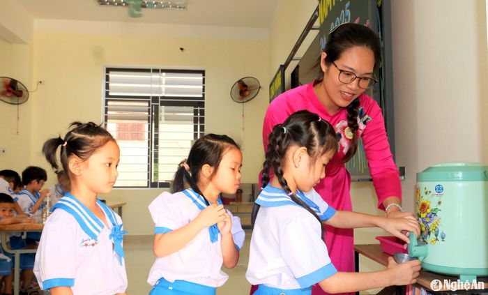 Với những học sinh lớp 1, bài học đầu tiên là hướng dẫn các em làm quen với môi trường tập thể và các kỹ năng cơ bản để tự biết phục vụ bản thân. Ảnh: Mỹ Hà