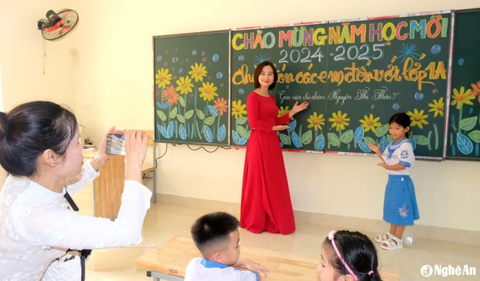 Lưu lại những hình ảnh đẹp của con trong ngày đầu vào lớp 1. Ảnh: Mỹ Hà