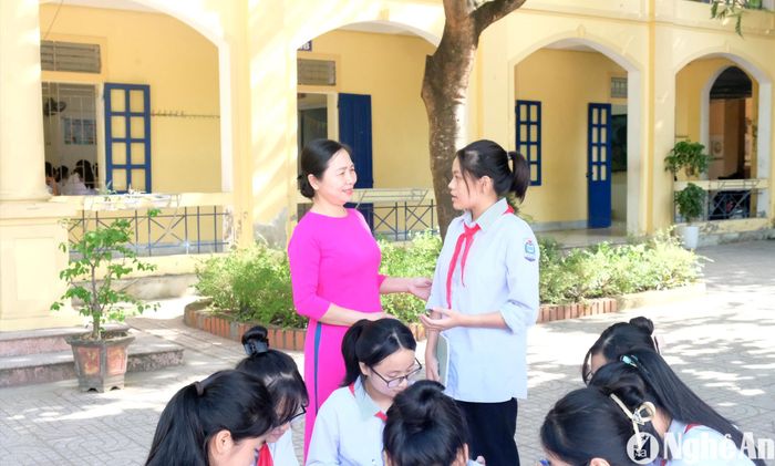 Cô giáo Nguyễn Thị Hương - chủ nhiệm lớp 9 vui mừng khi gặp lại các học trò. Năm học này sẽ là năm học cuối cấp nên nhiệm vụ của tập thể lớp 9A sẽ rất nhiều khó khăn. Những lời hỏi han, động viên, chia sẻ tiếp thêm cho các em niềm tin trong năm học mới. Ảnh: Mỹ Hà