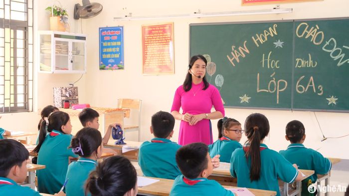 Chỉ 2 ngày sau khi phân lớp, sáng nay, 191 học sinh lớp 6 của Trường THCS Nghi Liên (thành phố Vinh) cũng đã trở lại trường. Bảng đen, phấn trắng và thầy cô giáo hân hoan chào đón các em. Ảnh: Mỹ Hà