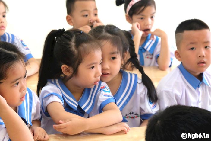 Những người bạn mới quen, sau một buổi tựu trường đã trở nên thân thuộc. Ảnh: Mỹ Hà