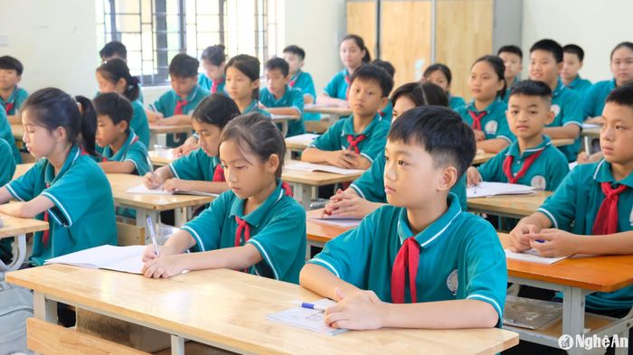 Là một trường nằm ở vùng ven thành phố nên công tác dạy học của trường còn nhiều khó khăn. Tuy nhiên bằng quyết tâm cao, nhà trường đang cố gắng để hoàn thành nhiệm vụ năm học. Cô giáo Lương Thị An Thanh - Hiệu trưởng nhà trường chia sẻ: Ngoài chất lượng đại trà, năm nay chúng tôi đặt mục tiêu sẽ đạt kết quả tốt ở các kỳ thi học sinh giỏi. Bên cạnh đó, nhà trường cũng sẽ đổi mới cách dạy, cách học, chuẩn bị cho các kỳ thi theo Chương trình Giáo dục phổ thông mới. Ảnh: Mỹ Hà