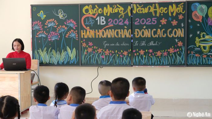 Lời chào đón học sinh đầu cấp được các giáo viên ở Trường Tiểu học Hưng Đông chăm chút, chuẩn bị trong nhiều ngày nay. Trường mới, lớp mới, thầy cô mới, dẫu xa lạ nhưng các con thấy được sự ấm áp yêu thương. Ảnh: Mỹ Hà