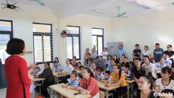 Khác với những bậc học khác, buổi tựu trường đầu tiên của học sinh lớp 1 luôn có sự tham gia của các phụ huynh. Sự đồng hành của bố mẹ xóa tan phần nào bỡ ngỡ, lo lắng cho các bạn nhỏ. Ảnh: Mỹ Hà