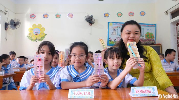 Cô giáo Phương Thảo - giáo viên chủ nhiệm lớp 2, Trường Tiểu học Hưng Đông cho biết: Năm thứ 3 dạy học, với tôi mọi cảm xúc trong ngày tựu trường vẫn còn nguyên vẹn. Vì thế, việc chuẩn bị quà cho các con dù mất khá nhiều thời gian nhưng tôi vẫn rất hào hứng vì muốn mang đến cho các con niềm vui trong năm học mới, mong các con chăm ngoan, học giỏi, vâng lời bố mẹ. Ảnh: Mỹ Hà