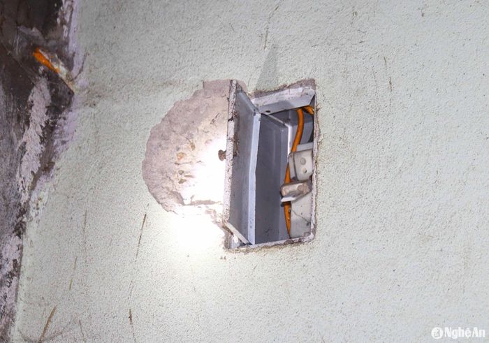 Hộp cầu dao điện trong nhà ông Thái bị nổ tung do sét đánh. Cho đến trưa nay, gia đình ông tạm thời mất điện, người thân đang cố gắng khắc phục nguồn điện cho gia đình. Ảnh: An Nam
