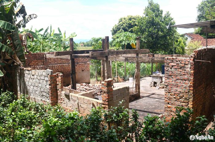 Hậu quả của sét đánh đã làm cháy trụi 3 gian chuồng bò lợp ngói chỉ còn trơ lại bộ khung bê tông và tường bao xung quanh. Ảnh: An Nam