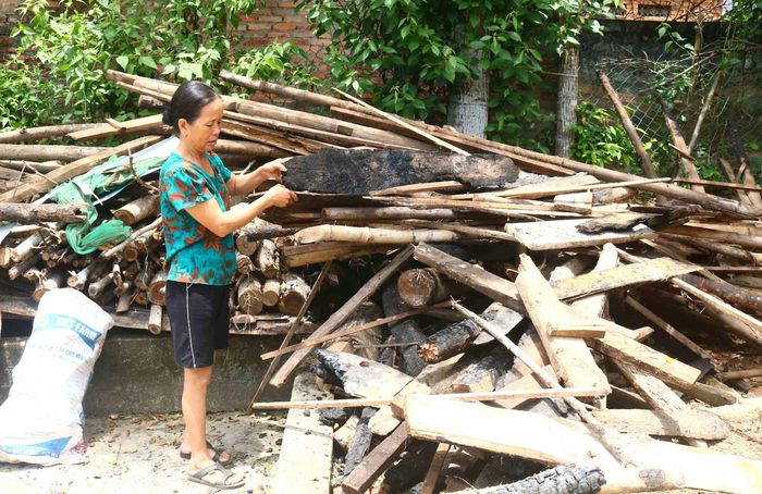 Bà vợ ông Thái cho biết: Sáng ngày 26/8, người dân xóm 5, xã Thanh Lương cùng anh em bà con láng giềng đã hỗ trợ gia đình dọn dẹp hậu quả của vụ cháy, hốt tro than, ngói vỡ đi đổ, dọn dẹp tre, gỗ còn sót lại. Ảnh: An Nam