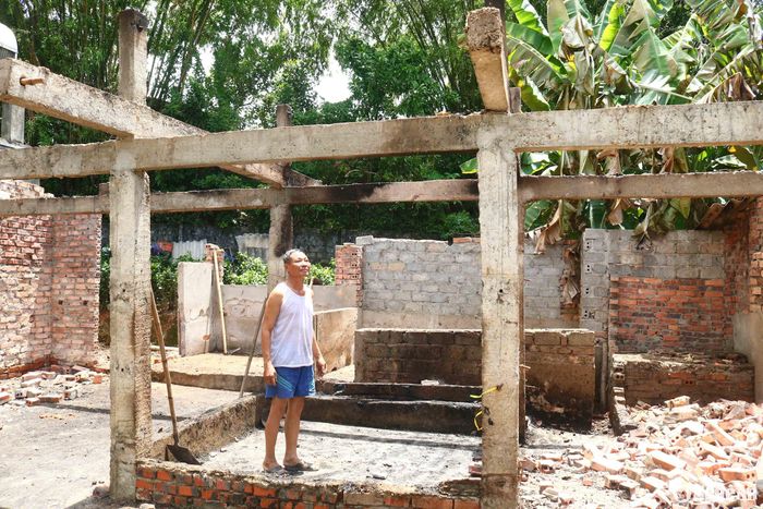 Ông Thái cho biết thêm, khi vừa phát hiện ra cháy, ông đã nhanh chóng ra mở cửa chuồng bò để cứu 2 con bò ở trong chuồng cùng 1 con lợn, lôi kéo 1 số vật dụng có giá trị khác ra khỏi chuồng bò. Ảnh: An Nam