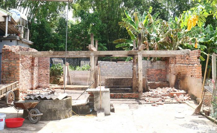 Ông Nguyễn Sỹ Lam - Phó Chủ tịch UBND xã Thanh Lương cho biết: Lúc xảy ra vụ cháy, ông cũng có mặt tại hiện trường. Hiện người dân địa phương đang kêu gọi mọi người chung tay quyên góp hỗ trợ gia đình gặp nạn làm lại chuồng bò, ổn định cuộc sống. Ảnh: An Nam