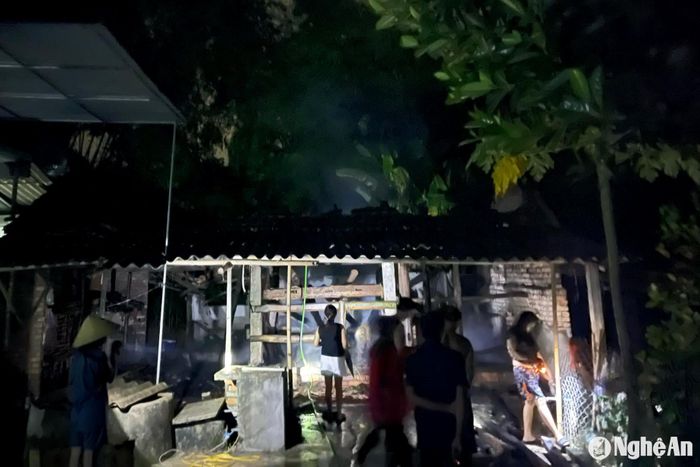 Đêm 25/8, trên địa bàn huyện Thanh Chương có mưa giông và sấm sét. Tại xóm 5, xã Thanh Lương, sét đã đánh cháy trụi 3 gian chuồng bò của gia đình ông Nguyễn Trí Thái. Ảnh: An Nam