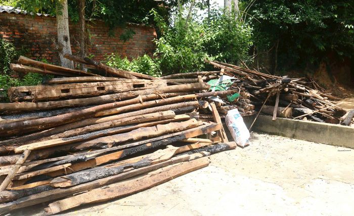 Hơn 30 đường hoành ông mua về làm nhà cùng 1 số gỗ gác trên chuồng bò và rơm đều bị thiêu rụi. Một số gỗ bị cháy nham nhở, gãy ba, gãy tư. Ảnh: An Nam