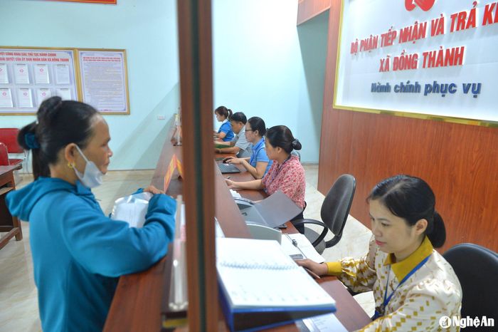 Nhờ chuyển đổi số nên các thủ tục hành chính của người dân ở xã Đồng Thành rất thuận lợi và nhanh chóng. Ảnh: Văn Trường