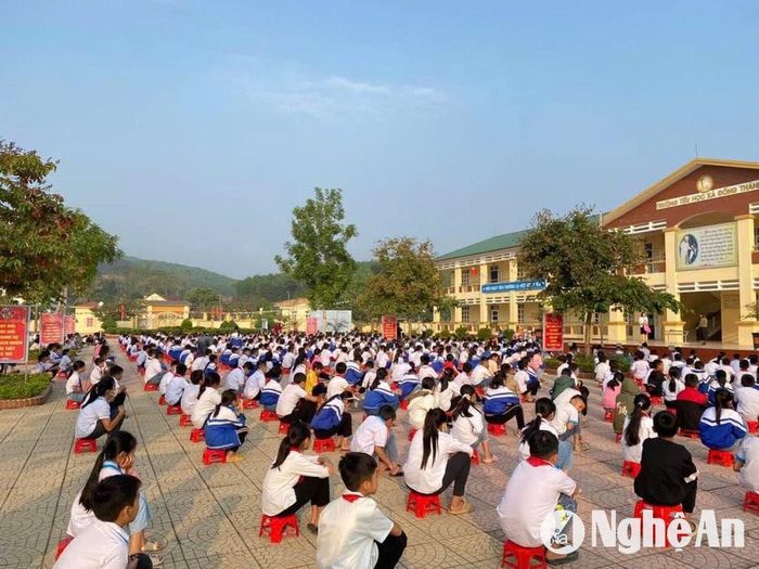 Học sinh náo nức ngày tựu trường. Ảnh: Văn Trường