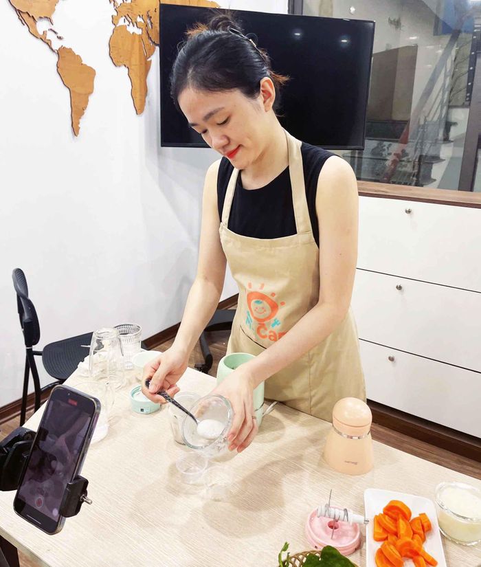 Bằng chiếc điện thoại của mình, Trần Thị Duyên tự lên ý tưởng và sản xuất nhiều video triệu views trên kênh TikTok của mình. Ảnh: Thanh Quỳnh