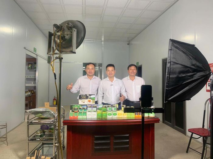 Một phiên livestream bán hàng của HTX Nông dược Tĩnh Sáng Đường. Ảnh: Thanh Quỳnh