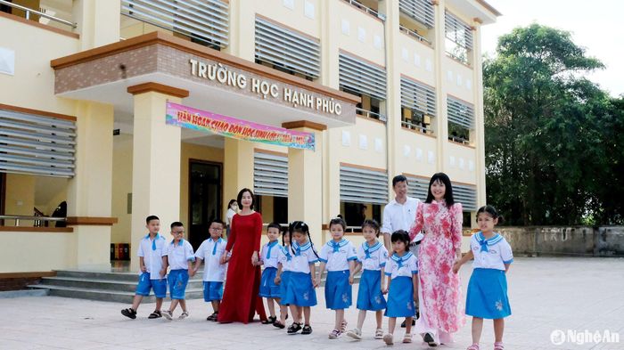 Dãy phòng học mới với 12 phòng học được đầu tư khang trang, hiện đại là món quà ý nghĩa mà các thầy cô giáo ở Trường Tiểu học Hưng Đông (thành phố Vinh) dành tặng cho những học sinh lớp 1 trong ngày đầu tựu trường. Ảnh: Mỹ Hà