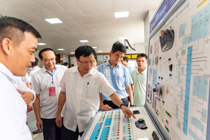 Đoàn lãnh đạo tỉnh tham quan mô hình thiết bị đào tạo tự làm tại hội thi. Ảnh: Tư liệu Minh Quân