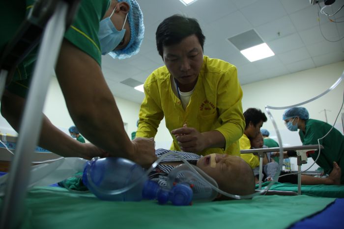 Chăm sóc bệnh nhi sau ca phẫu thuật. 