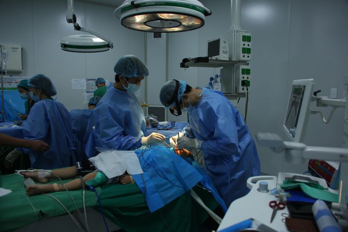 Các bác sĩ phẫu thuật miễn phí cho trẻ bị mắc dị tật hở môi.