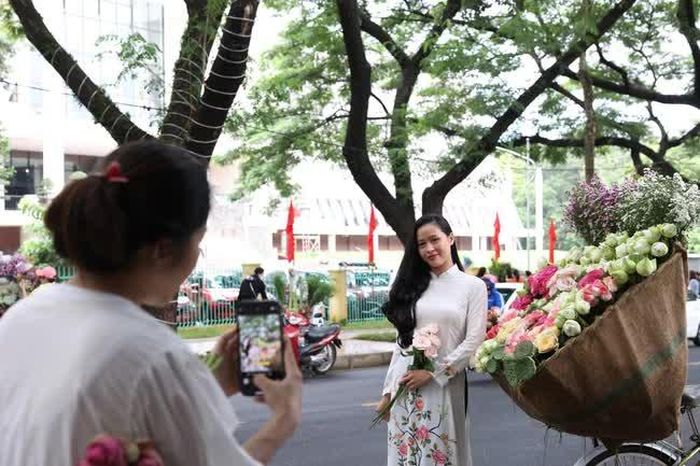 Người dân chụp ảnh trong kỳ nghỉ lễ. Ảnh: Tuấn Anh – TTXVN