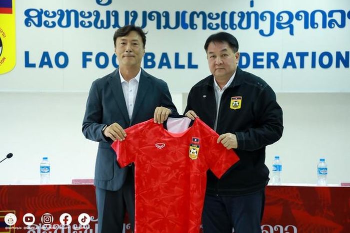 Huấn luyện viên Ha Hyuk-jun trong ngày ký hợp đồng với Liên đoàn bóng đá Lào.