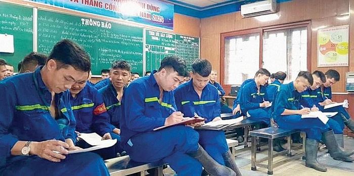 Kiểm tra kiến thức an toàn của công nhân than Vàng Danh trước khi xuống lò