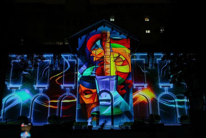 Một tác phẩm nghệ thuật được tái hiện dưới ánh sáng trình diễn 3D mapping. 