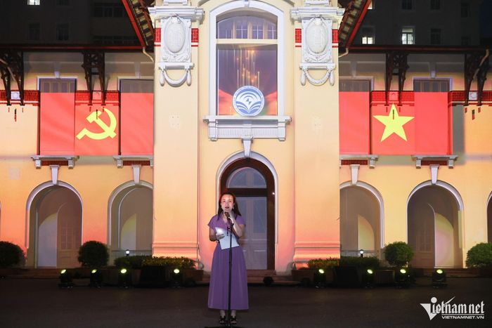 Bà Hoàng Thị Phương Lựu - Chánh Văn phòng Bộ TT&amp;TT phát biểu giới thiệu chương trình nghệ thuật trình chiếu 3D mapping. Ảnh: Lê Anh Dũng
