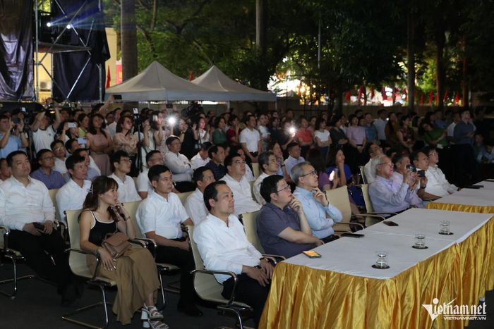 Màn trình diễn 3D mapping là món quà đặc biệt của Văn phòng Bộ TT&amp;TT, dành tặng cho các cán bộ công chức, viên chức, người lao động ngành TT&amp;TT nhân ngày truyền thống. Ảnh: Lê Anh Dũng