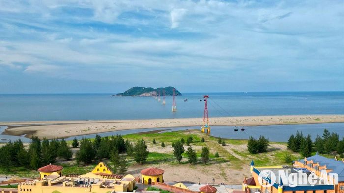 Tuyến cáp treo nối khu vui chơi giải trí Cửa Hội ra đảo Ngư dài 3,5 km hiện là tuyến cáp treo dài nhất Bắc Trung Bộ. Ảnh: Văn Trường