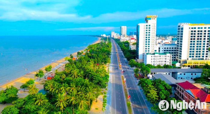 Trải qua 30 năm xây dựng và phát triển (1994 - 2024), thị xã Cửa Lò đang từng bước chuyển mình mạnh mẽ, mang dáng vóc của đô thị du lịch biển sầm uất, một địa chỉ nghỉ dưỡng lý tưởng, hấp dẫn. Trong ảnh: Đường đại lộ Bình Minh được đầu tư mới đáp ứng nhu cầu phát triển du lịch biển. Ảnh: Văn Trường