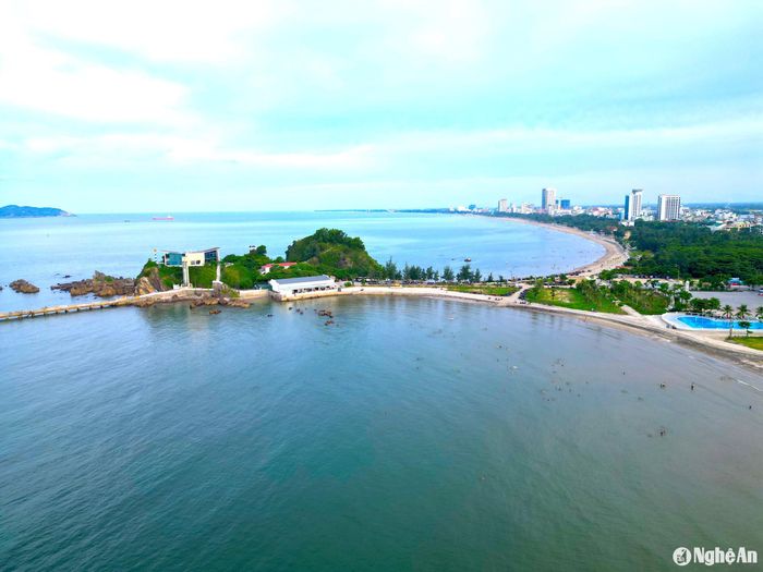 Đảo Lan Châu có tên gọi khác là đảo Rú Cóc do có hình dáng tựa như một con cóc khổng lồ đang vươn mình ra biển khơi bao la. Phía Tây đảo nối với đất liền, phía Đông là những vách đá trải dài ra biển với những hình thù kỳ thú. Ảnh: Văn Trường