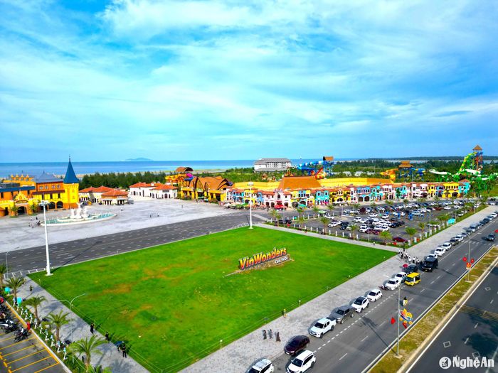 VinWonders Cửa Hội vừa chính thức được đưa vào hoạt động là một quần thể du lịch giải trí lớn hàng đầu tại khu vực Bắc Trung Bộ, mang đến cho du khách những trải nghiệm giải trí đẳng cấp quốc tế và khẳng định vị thế của Nghệ An trên bản đồ du lịch Việt Nam. Ảnh: Văn Trường