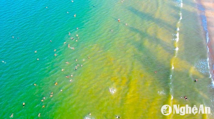 Bờ biển Cửa Lò dài 10,2km, độ dốc thoải đều, bãi biển rộng, cát trắng mịn, bằng phẳng, lộng gió, được tổ chức môi trường thế giới và Tổng cục Du lịch Việt Nam đánh giá là một trong những bãi biển sạch, đẹp và an toàn nhất Việt Nam. Ảnh: Văn Trường