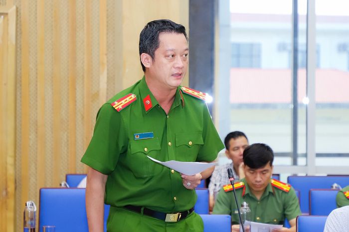 Đại tá Nguyễn Đức Cường - Phó Giám đốc Công an tỉnh trình bày dự thảo đề án tại phiên họp UBND tỉnh thường kỳ tháng 8. Ảnh: Phạm Bằng