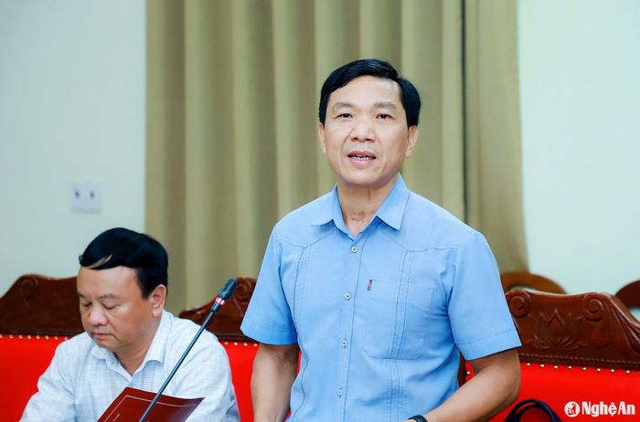 Đồng chí Hồ Xuân Bảy - Phó Trưởng ban Thường trực Ban Nội chính Tỉnh ủy trình bày báo cáo về tình hình trong tháng 8, dự kiến nhiệm vụ trọng tâm trong tháng 9/2024. Ảnh: Thành Duy