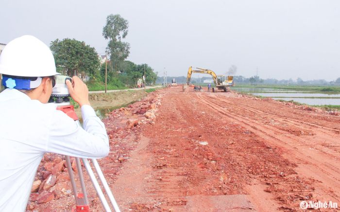 Thi công xây dựng đường kết nối Quốc lộ 46 với đường 542B. Ảnh: Mai Hoa