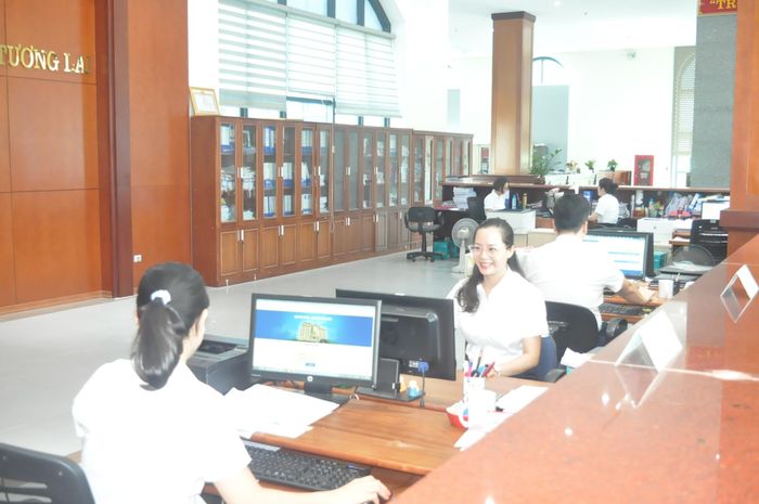 KBNN Nghệ An xử lý giao dịch hồ sơ, chứng từ trên hệ thống DVCTT. Ảnh: H.V