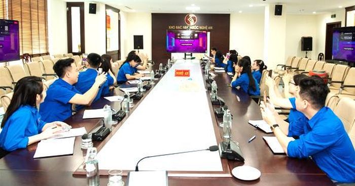 Chi đoàn KBNN Nghệ An tổ chức trao đổi, học tập về chuyển đổi số. Ảnh: P.V