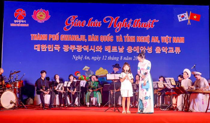 Chương trình giao lưu nghệ thuật giữa thành phố Gwangju (Hàn Quốc) và tỉnh Nghệ An tại phố đi bộ thành phố Vinh. Ảnh: Minh Quân